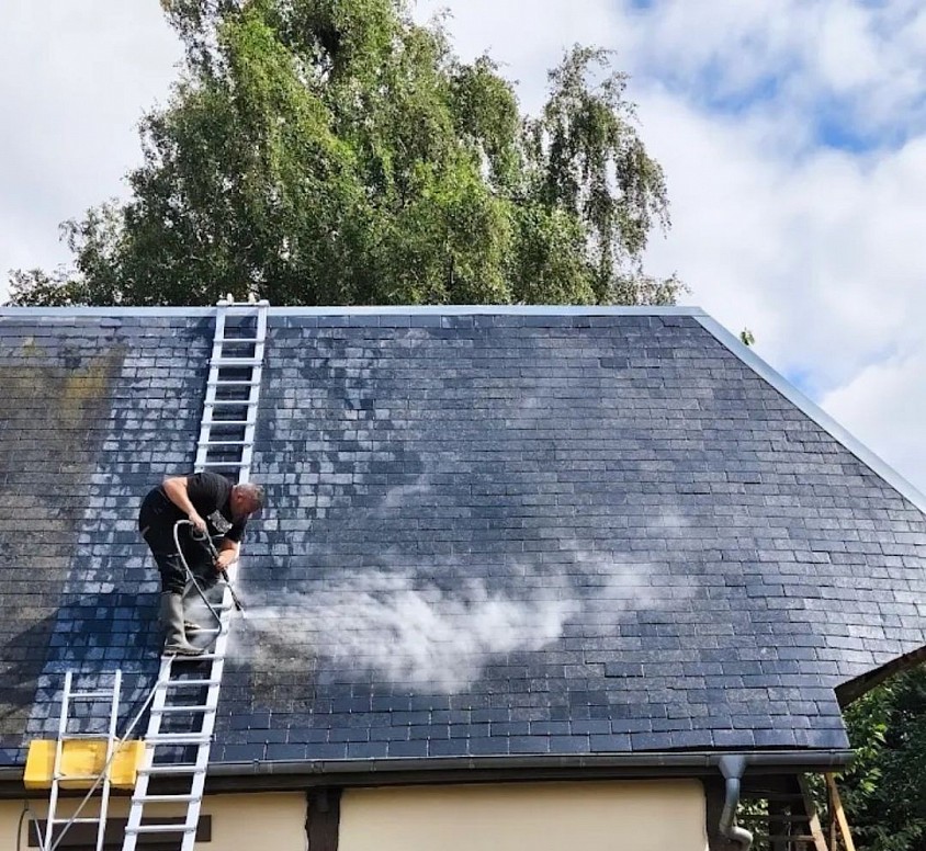 Nettoyage toiture en ardoise naturelle à la vapeur basse pression à Bois-Guillaume